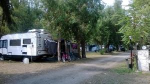 Samochód zaparkowany na poboczu drogi w obiekcie Camping Ulisse Calabria w mieście Lamezia Terme