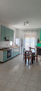 uma cozinha com mesa e cadeiras e uma sala de jantar em Pia's house garden em Campobasso