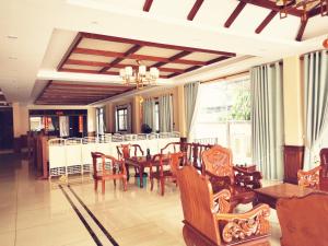 a dining room with a table and chairs at Thavixay Hotel 博雅酒店酒店 in Vientiane