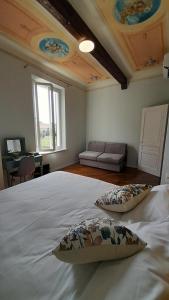 een slaapkamer met een groot bed met twee kussens erop bij B&B Villa Sofora in Reggio Emilia