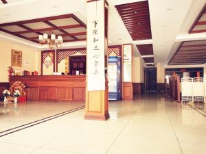 a lobby with a synagogueasteryasteryasteryasteryasteryasteryasteryasteryasteryasteryastery at Thavixay Hotel 博雅酒店酒店 in Vientiane
