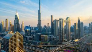 Kempinski The Boulevard Dubai في دبي: اطلالة على مدينة كبيرة بها مباني طويلة