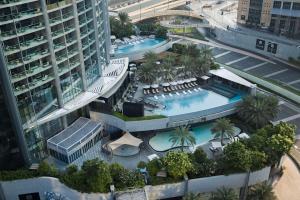 eine Aussicht auf einen Pool in einer Stadt in der Unterkunft Kempinski The Boulevard Dubai in Dubai