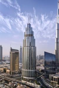 Kempinski The Boulevard Dubai في دبي: مبنى طويل في مدينة بها العديد من المباني