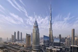 uma vista para uma cidade com dois arranha-céus altos em Kempinski The Boulevard Dubai no Dubai