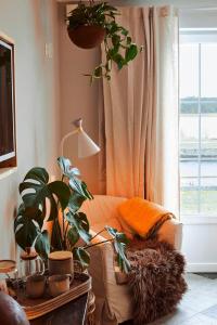 un soggiorno con divano e finestra di Valleviken Hotell a Valleviken