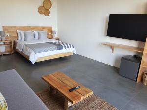 グランベにあるVillas Rocher - Junior Suite 3Bのベッドルーム(ベッド1台、薄型テレビ付)