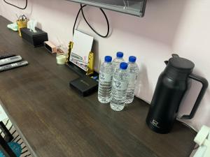 鹿港的住宿－鹿港宏旭民宿，一组水瓶坐在桌子上