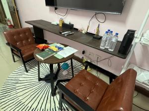 鹿港的住宿－鹿港宏旭民宿，客房设有书桌和桌椅。