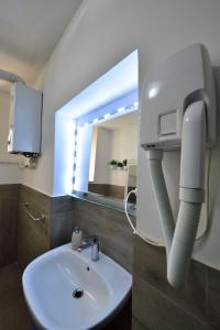 bagno con lavandino e specchio di A Casa Di Laura a Catania