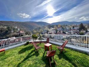 balcone con sedie e tavolo sull'erba di Hotel Zeleni Grad a Soko Banja
