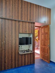 Μια τηλεόραση ή/και κέντρο ψυχαγωγίας στο Kanna Nivas - Heritage Villa
