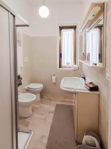 Koupelna v ubytování Il tuo casale tra le colline - Marche House