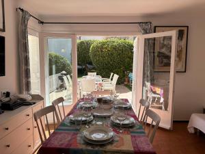 una sala da pranzo con tavolo e bicchieri da vino di Casa con jardín a 25 metros de la playa. LA T. a Palamós