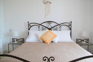 A bed or beds in a room at Casa delle Conchiglie