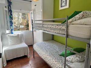 Posteľ alebo postele v izbe v ubytovaní Casa con jardín a 25 metros de la playa. LA T.
