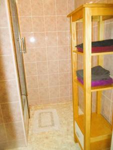 ein Badezimmer mit einer Dusche und einem Regal mit Handtüchern in der Unterkunft Prox ANGOULEME,,5km A10 et RN141 ,,maison calme,,parkingS ! in Sireuil