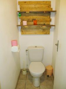ein Bad mit einem weißen WC in einem Zimmer in der Unterkunft Prox ANGOULEME,,5km A10 et RN141 ,,maison calme,,parkingS ! in Sireuil