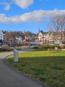 un parque con parque infantil en un parque con edificios en Westend 2, en Plauen