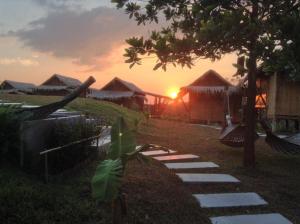 Blick auf den Sonnenuntergang/Sonnenaufgang von der Lodge aus oder aus der Nähe