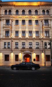 プラハにあるラグジュアリー ファミリー ホテル ロイヤル パレスの建物前に停車するリムジン
