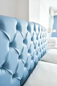 1 dormitorio con cama de felpa azul en Endless Blue, en Olympiakí Aktí