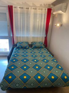a bed in a small room with a window at Logement en résidence vacances classe 2 étoiles au bord de mer 4 couchages avec cabine lit superposé et au salon un canapé convertible et piscine à 300 m des transports communs,gare ferroviaire,commerces et plages in Antibes