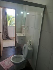 małą łazienkę z toaletą i umywalką w obiekcie Hospedagem Pé Na Areia w mieście Arraial do Cabo