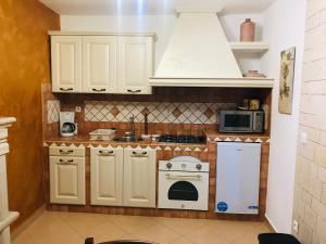 cocina pequeña con fogones y microondas en Apartments Barbara, en Poreč