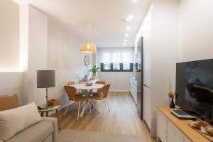 a living room and kitchen with a table and a couch at Gernika Suite in Guernica y Luno