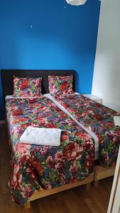 ストックホルムにあるBig apartment in Stockholm cityのベッド1台(タオル2枚付)が備わる客室です。