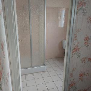 uma casa de banho com um chuveiro e um WC. em Cap'tain Cook em Caurel