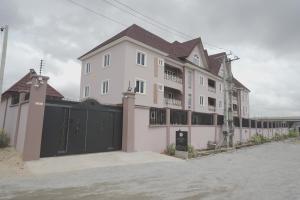 una gran casa blanca con garaje negro en Hayat Apartments & Homes, en Lagos