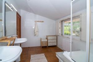 ein Badezimmer mit Toilette, Waschbecken und Dusche in der Unterkunft Casa Crisa in Marín + 31 Fotos