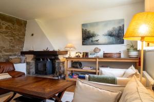 ein Wohnzimmer mit Couch und Kamin in der Unterkunft Casa Crisa in Marín