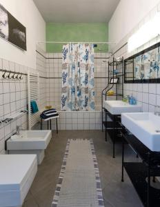 a bathroom with two sinks and two sinksktop at Ca' Bianca B&B in Fosdinovo
