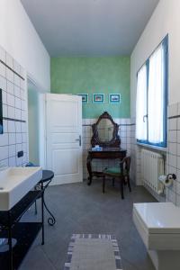 W łazience znajduje się umywalka i lustro. w obiekcie Ca' Bianca B&B w mieście Fosdinovo