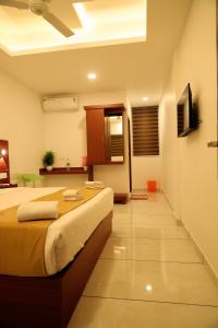 ein Schlafzimmer mit einem Bett in einem Zimmer in der Unterkunft Misty Avenue Premium Rooms in Anachal