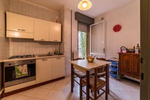 una cucina con tavolo e piano cottura forno superiore di Very nice Apartment Padova Centre a Padova