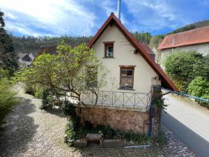ein kleines weißes Haus mit einem Fenster und einem Baum in der Unterkunft Casita linda, am Donnersberg in Dannenfels
