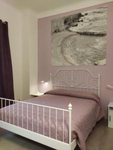 um quarto com uma cama com um quadro na parede em Sottosanta em Numana