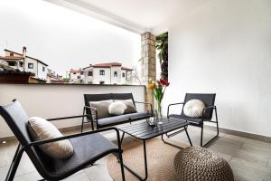 uma varanda com 2 cadeiras, uma mesa e um sofá em Marisan Seaview Apartment em Funtana