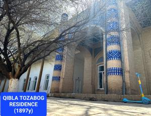 un edificio con un scooter delante de él en QiBLA TOZABOG, en Khiva