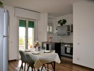 een keuken en eetkamer met een tafel en stoelen bij Casa Felicity Verona in Verona