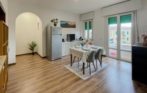 een keuken en eetkamer met een tafel en een koelkast bij Casa Felicity Verona in Verona