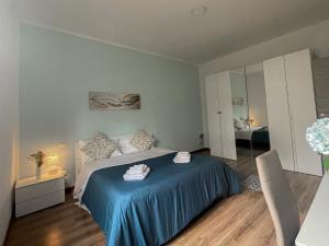 1 dormitorio con 1 cama con manta azul en Casa Felicity Verona, en Verona