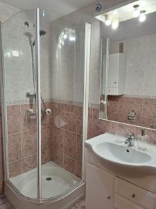 y baño con ducha y lavamanos. en Apartment Sunny Albir en Albir