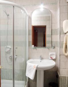 Ett badrum på Hotel Skala