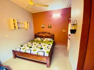 um quarto com uma cama num quarto em Cool meuble em Ouagadougou