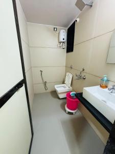 een kleine badkamer met een toilet en een wastafel bij Kihim Paradise Beach & Resort in Alībāg